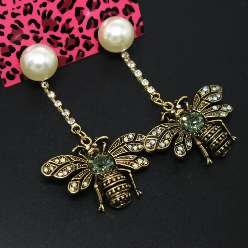 🐝 Betsey Johnson stunning & unique honey bee sparkling dangle earrings 🐝 - Picture 1 of 8